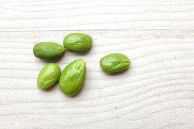 Koyun üzerinde acı fasulye, bükülmüş fasulye, pis kokulu fasulye, Sato, Petai veya Pakia (Parkia speciosa), ahşap bir masa üzerinde pişirmeye hazırlanıyor. Tayland ve Asya İçindekiler için bitkiler .FavFavFavFavFavFavFavFavFavFavFav.