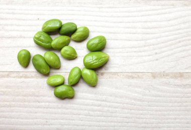 Koyun üzerinde acı fasulye, bükülmüş fasulye, pis kokulu fasulye, Sato, Petai veya Pakia (Parkia speciosa), ahşap bir masa üzerinde pişirmeye hazırlanıyor. Tayland ve Asya İçindekiler için bitkiler .FavFavFavFavFavFavFavFavFavFavFav.