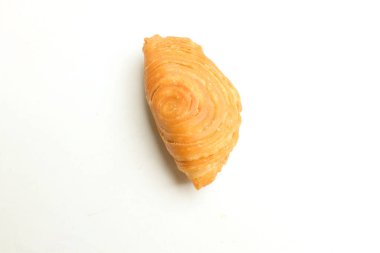 Kızarmış körili börek, körili börek, karipap, epok çağ, spiral körili puf beyaz bir zemin izole etti. Thai körili puf kavramı. Bu pasta Asya 'nın geleneksel atıştırmalıkları. 