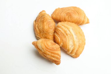 Kızarmış körili börek, körili börek, karipap, epok çağ, spiral körili puf beyaz bir zemin izole etti. Thai körili puf kavramı. Bu pasta Asya 'nın geleneksel atıştırmalıkları. 