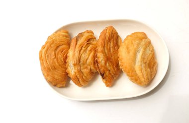 Kızarmış körili börek, körili börek, karipap, epok çağ, beyaz seramik tabakta sarmal körili puf beyaz bir zemin izole etti. Thai körili puf kavramı. Bu pasta Asya 'nın geleneksel atıştırmalıkları. 