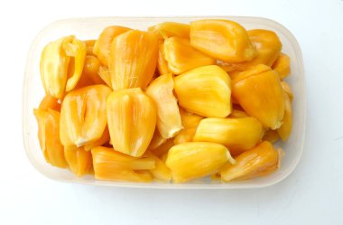 Naylon yemek kutusunda soyulmuş olgun sarı bir karabuğday hamuru (artocarpus heterophyllus) eti beyaz arka planda izole edilir. Tropikal meyveler ve Tayland 'ın sağlığı için