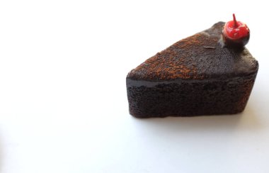 Kırmızı kirazla süslenmiş katmanlı siyah çikolatalı pasta. Beyaz arka planda izole edilmiş.