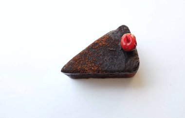 Kırmızı kirazla süslenmiş katmanlı siyah çikolatalı pasta. Beyaz arka planda izole edilmiş.