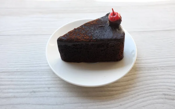 Porção Bolo Chocolate Escuro Camadas Decorado Com Cereja Vermelha Placa — Fotografia de Stock