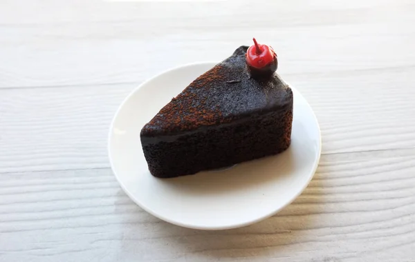 Porção Bolo Chocolate Escuro Camadas Decorado Com Cereja Vermelha Placa — Fotografia de Stock