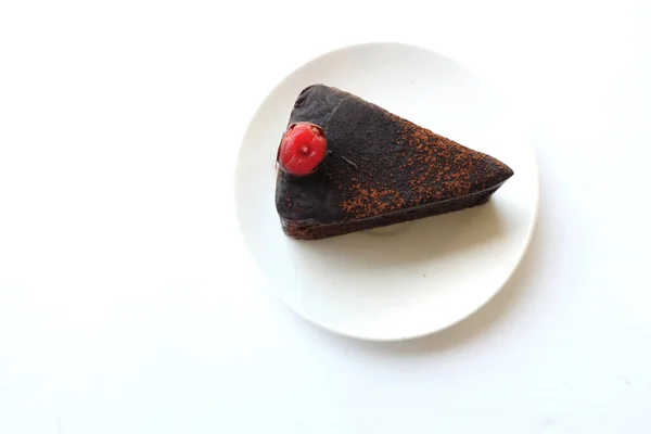 Teil Geschichteter Dunkler Schokoladenkuchen Mit Roter Kirsche Auf Weißem Teller — Stockfoto
