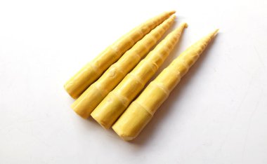 Kaynamış bambu yığını. (Bambusa spp.) Beyaz arka planda izole edilmiş çekimler. Bitkilerden veya sebzelerden besin işleme. Yerel Tayland yemekleri.