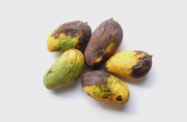 Üst ve düz mango yatar, kötü mango beyaz arka planda izole edilir. Atık gıda kavramı