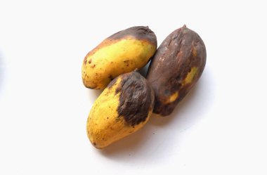 Üst ve düz mango yatar, kötü mango beyaz arka planda izole edilir. Atık gıda kavramı
