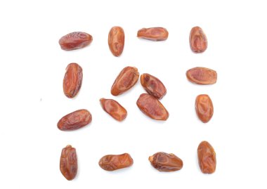 Lezzetli kuru hurma yığınları ya da palmiye ağaçları ya da palmiye anka kuşu dactylifera meyveleri beyaz bir arka planda izole edilir. Atıştırmalık sağlıklı, Arap yemeği, tropikal meyve