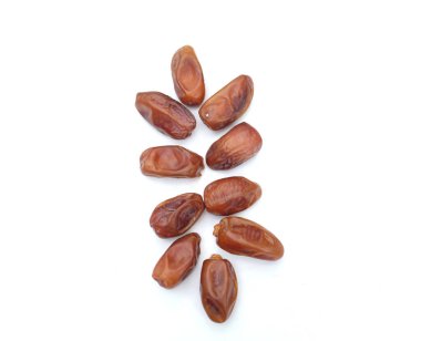 Lezzetli kuru hurma yığınları ya da palmiye ağaçları ya da palmiye anka kuşu dactylifera meyveleri beyaz bir arka planda izole edilir. Atıştırmalık sağlıklı, Arap yemeği, tropikal meyve