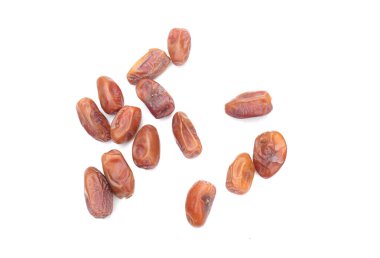 Lezzetli kuru hurma yığınları ya da palmiye ağaçları ya da palmiye anka kuşu dactylifera meyveleri beyaz bir arka planda izole edilir. Atıştırmalık sağlıklı, Arap yemeği, tropikal meyve