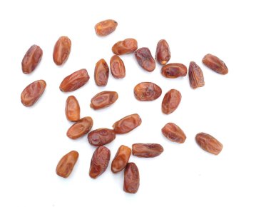 Lezzetli kuru hurma yığınları ya da palmiye ağaçları ya da palmiye anka kuşu dactylifera meyveleri beyaz bir arka planda izole edilir. Atıştırmalık sağlıklı, Arap yemeği, tropikal meyve