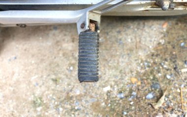 Siyah motosiklet ayaklığı ya da motorsiklet ayaklığı. Sütun ve sürücüler için uygun olan demir ve siyah kauçuktan yapılmış ayak mandalı ayakların yerleştirilmesini ve istiflenmesini kolaylaştırır..