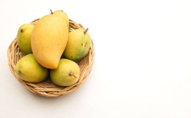 Fresh organik (Barracuda) mango meyvelerini hasırda kopyala ve beyaz arka planda bırak. Tayland 'da tropik meyve.