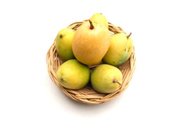 Fresh organik (Barracuda) mango meyvelerini hasırda kopyala ve beyaz arka planda bırak. Tayland 'da tropik meyve.