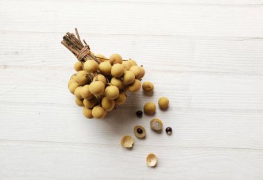 longan (dimocarpus longan lour.) Beyaz bir arka planda yapraklı taze doğal meyve. sağlıklı meyve. Taze Longan Thai meyvesi.