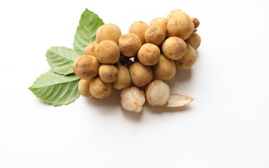 Uzun bir gong meyvesini veya lansium parazitini, güney langsat meyvelerini, langsat yeşil yaprağını beyaz arka planda izole edin.