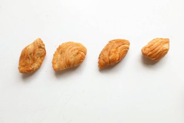 Kızarmış körili börek, körili börek, karipap, epok çağ, spiral körili puf beyaz bir zemin izole etti. Thai körili puf kavramı. Bu pasta Asya 'nın geleneksel atıştırmalıkları. 