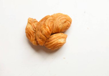 Kızarmış körili börek, körili börek, karipap, epok çağ, spiral körili puf beyaz bir zemin izole etti. Thai körili puf kavramı. Bu pasta Asya 'nın geleneksel atıştırmalıkları. 