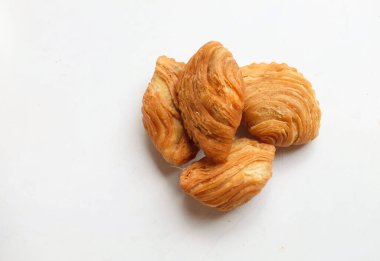 Kızarmış körili börek, körili börek, karipap, epok çağ, spiral körili puf beyaz bir zemin izole etti. Thai körili puf kavramı. Bu pasta Asya 'nın geleneksel atıştırmalıkları. 