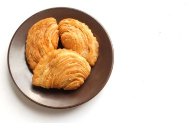 Kızarmış körili börek, körili börek, karipap, epok çağ, spiral körili puf beyaz bir zemin izole etti. Thai körili puf kavramı. Bu pasta Asya 'nın geleneksel atıştırmalıkları. 