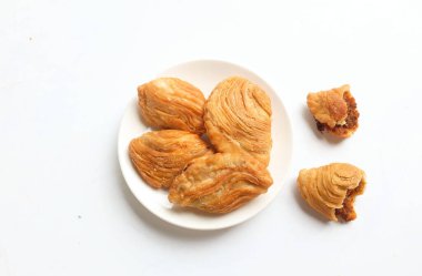 Kızarmış körili börek, körili börek, karipap, epok çağ, spiral körili puf beyaz bir zemin izole etti. Thai körili puf kavramı. Bu pasta Asya 'nın geleneksel atıştırmalıkları. 