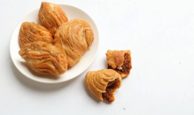 Kızarmış körili börek, körili börek, karipap, epok çağ, spiral körili puf beyaz bir zemin izole etti. Thai körili puf kavramı. Bu pasta Asya 'nın geleneksel atıştırmalıkları. 