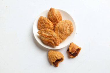 Kızarmış körili börek, körili börek, karipap, epok çağ, spiral körili puf beyaz bir zemin izole etti. Thai körili puf kavramı. Bu pasta Asya 'nın geleneksel atıştırmalıkları. 