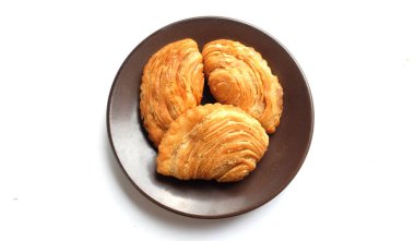 Kızarmış körili börek, körili börek, karipap, epok çağ, spiral körili puf beyaz bir zemin izole etti. Thai körili puf kavramı. Bu pasta Asya 'nın geleneksel atıştırmalıkları. 