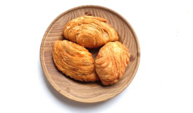 Kızarmış körili börek, körili börek, karipap, epok çağ, spiral körili puf beyaz bir zemin izole etti. Thai körili puf kavramı. Bu pasta Asya 'nın geleneksel atıştırmalıkları. 