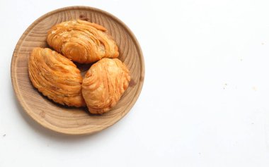 Kızarmış körili börek, körili börek, karipap, epok çağ, spiral körili puf beyaz bir zemin izole etti. Thai körili puf kavramı. Bu pasta Asya 'nın geleneksel atıştırmalıkları. 