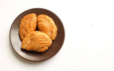 Kızarmış körili börek, körili börek, karipap, epok çağ, spiral körili puf beyaz bir zemin izole etti. Thai körili puf kavramı. Bu pasta Asya 'nın geleneksel atıştırmalıkları. 