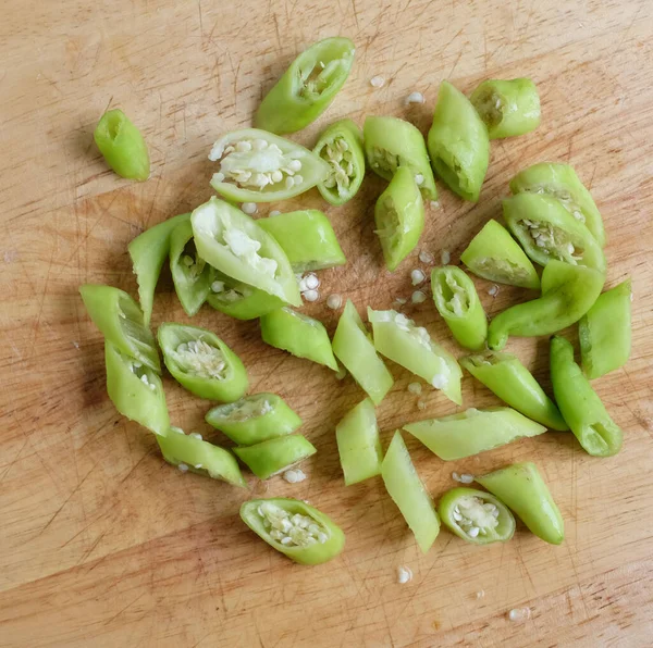 新鮮なスライスした甘いグリーンペッパー バナコショウ ペッパーニ ガーデンペッパー チリペッパー カプシウム年産 木製の板で 食べ物を用意して — ストック写真