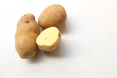 Bir yığın taze çiğ patates (Solanum tuberosum) kafası ya da genç patates beyaz arka planda izole edilir