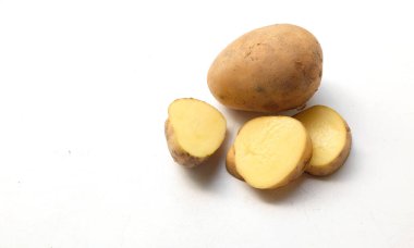 Bir yığın taze çiğ patates (Solanum tuberosum) kafası ya da genç patates beyaz arka planda izole edilir