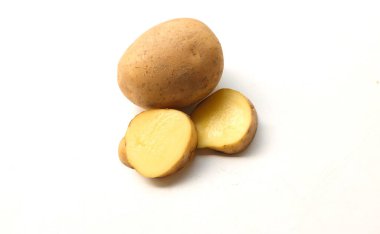 Bir yığın taze çiğ patates (Solanum tuberosum) kafası ya da genç patates beyaz arka planda izole edilir