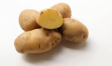 Bir yığın taze çiğ patates (Solanum tuberosum) kafası ya da genç patates beyaz arka planda izole edilir
