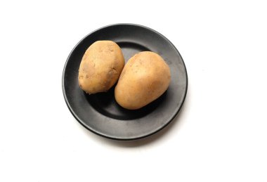 Bir yığın taze çiğ patates (Solanum tuberosum) kafası ya da genç patates beyaz arka planda izole edilir
