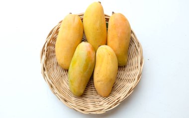  Rengarenk taze mango bir Mahachanok veya Gökkuşağı Mangosu (Mangifera indica L.) beyaz arka planda yalıtılmış yapraklar. Tayland tropikal meyvesi