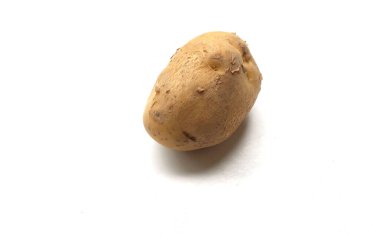 Bir yığın taze çiğ patates (Solanum tuberosum) kafası ya da genç patates beyaz arka planda izole edilir