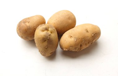 Bir yığın taze çiğ patates (Solanum tuberosum) kafası ya da genç patates beyaz arka planda izole edilir