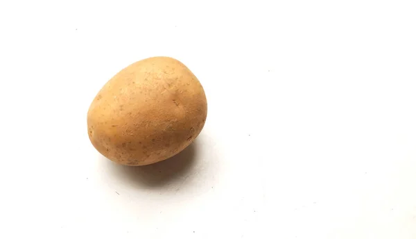 大堆新鲜生马铃薯 Solanum Tuberosum 头或白色背景的小土豆分离物 — 图库照片