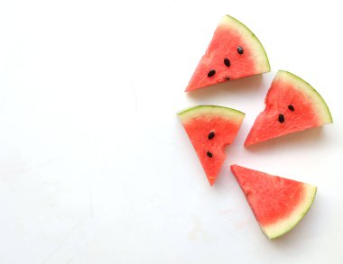 Dilimlenmiş karpuz (Citrullus lanatus) üçgenleri beyaz arka planda izole edilir.