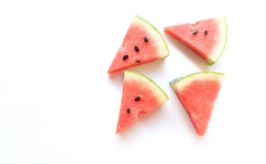 Dilimlenmiş karpuz (Citrullus lanatus) üçgenleri beyaz arka planda izole edilir.
