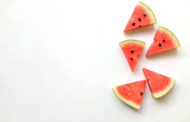 Dilimlenmiş karpuz (Citrullus lanatus) üçgenleri beyaz arka planda izole edilir.