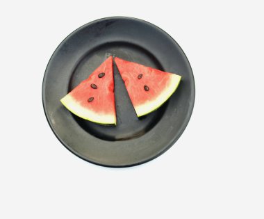 Dilimlenmiş karpuz (Citrullus lanatus) üçgenleri beyaz arka planda izole edilir.