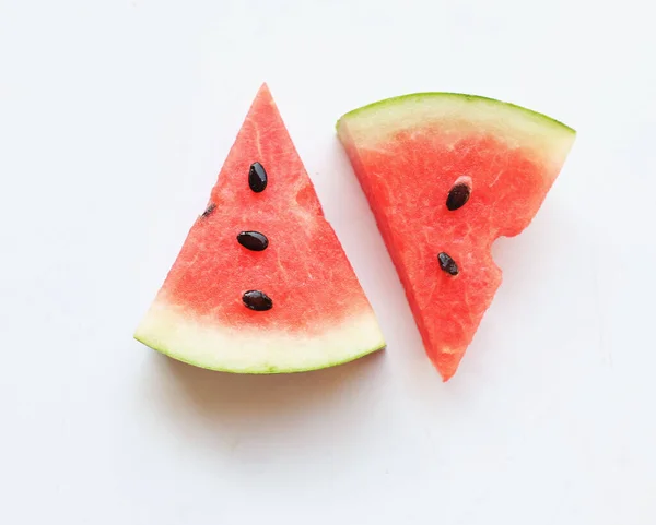 Snijd Rijpe Watermeloen Citrullus Lanatus Driehoeken Isoleren Witte Achtergrond — Stockfoto