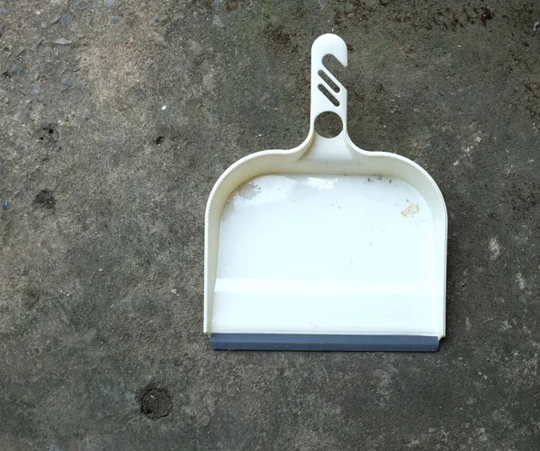Beyaz Fırça Faraş Temizleme Aletleri Çimento Arkaplanında Izole — Stok fotoğraf